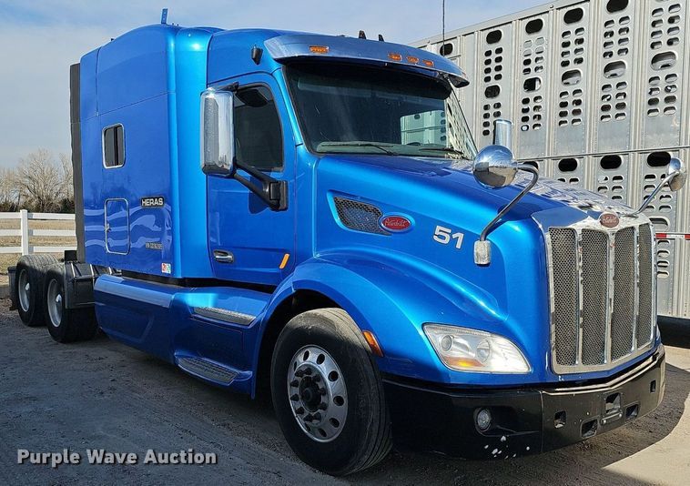 image for item DQ8697 2016 Peterbilt 579 semi truck