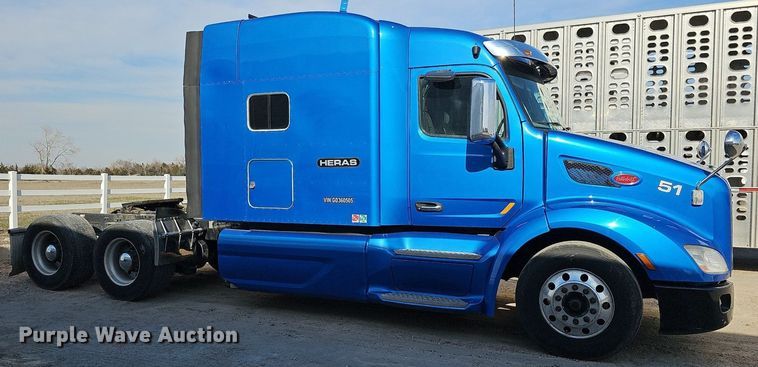 image for item DQ8697 2016 Peterbilt 579 semi truck