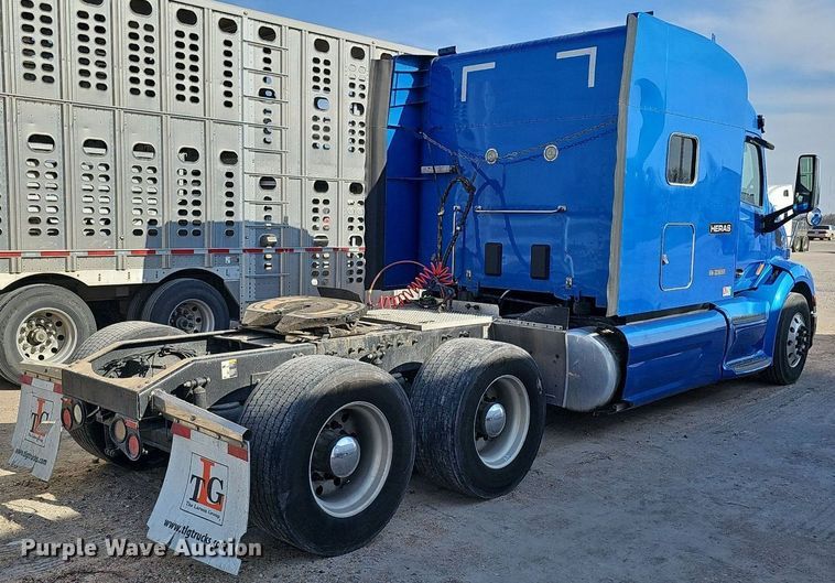 image for item DQ8697 2016 Peterbilt 579 semi truck
