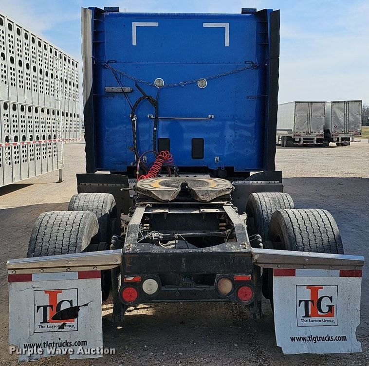 image for item DQ8697 2016 Peterbilt 579 semi truck