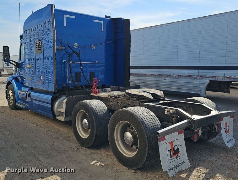 image for item DQ8697 2016 Peterbilt 579 semi truck