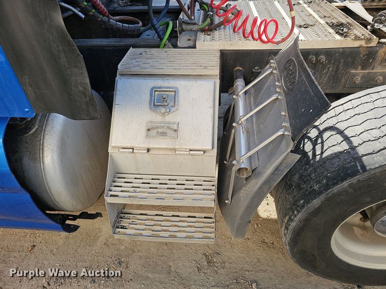 image for item DQ8697 2016 Peterbilt 579 semi truck