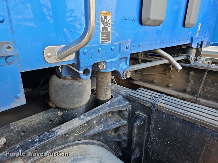 image for item DQ8697 2016 Peterbilt 579 semi truck