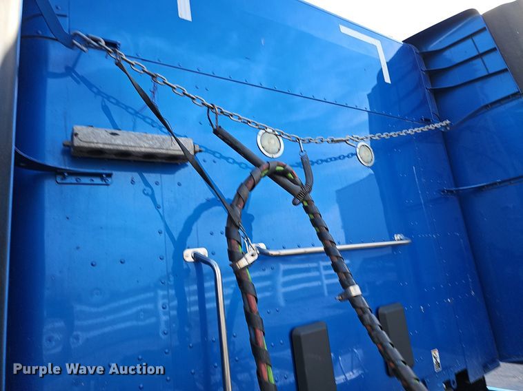 image for item DQ8697 2016 Peterbilt 579 semi truck