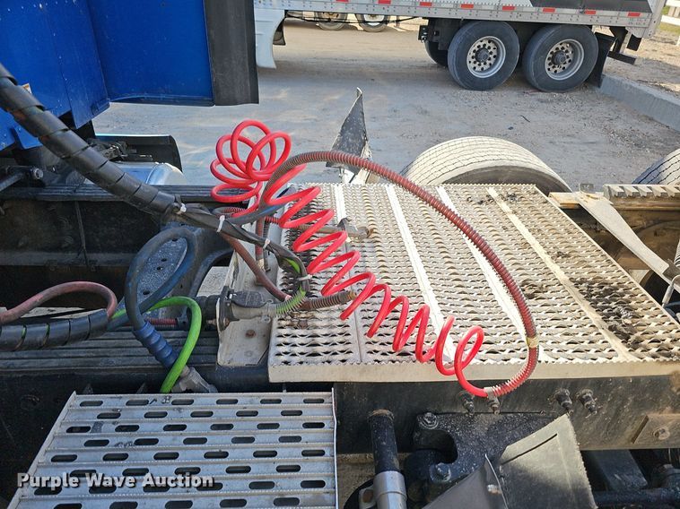 image for item DQ8697 2016 Peterbilt 579 semi truck