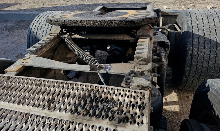 image for item DQ8697 2016 Peterbilt 579 semi truck