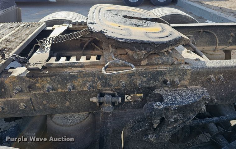 image for item DQ8697 2016 Peterbilt 579 semi truck