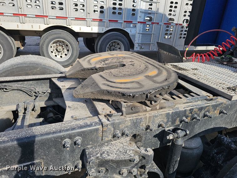 image for item DQ8697 2016 Peterbilt 579 semi truck