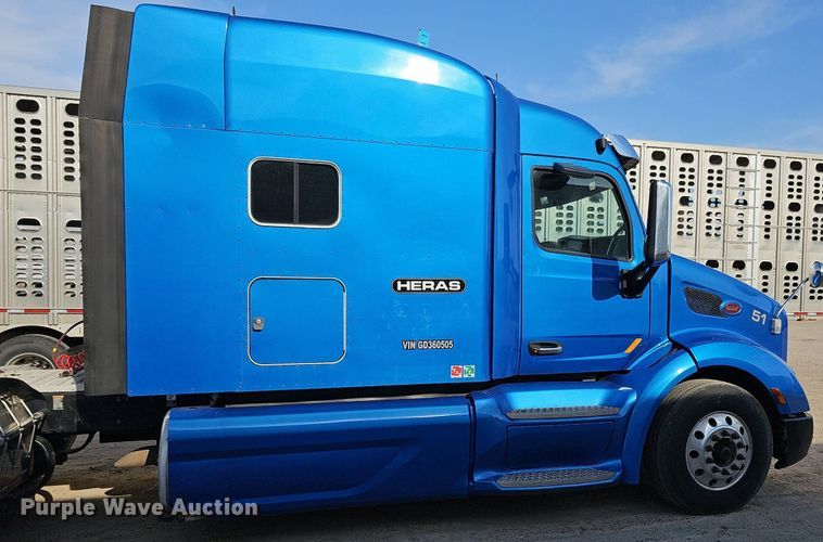 image for item DQ8697 2016 Peterbilt 579 semi truck
