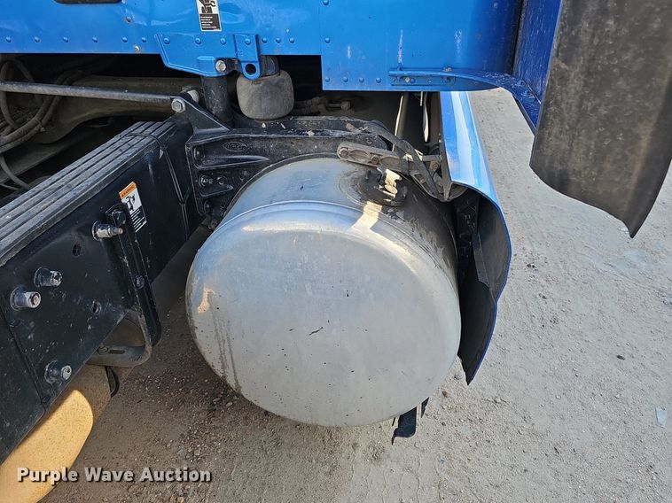 image for item DQ8697 2016 Peterbilt 579 semi truck