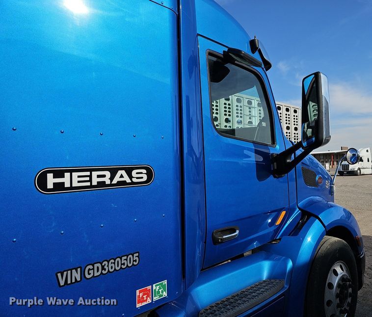 image for item DQ8697 2016 Peterbilt 579 semi truck