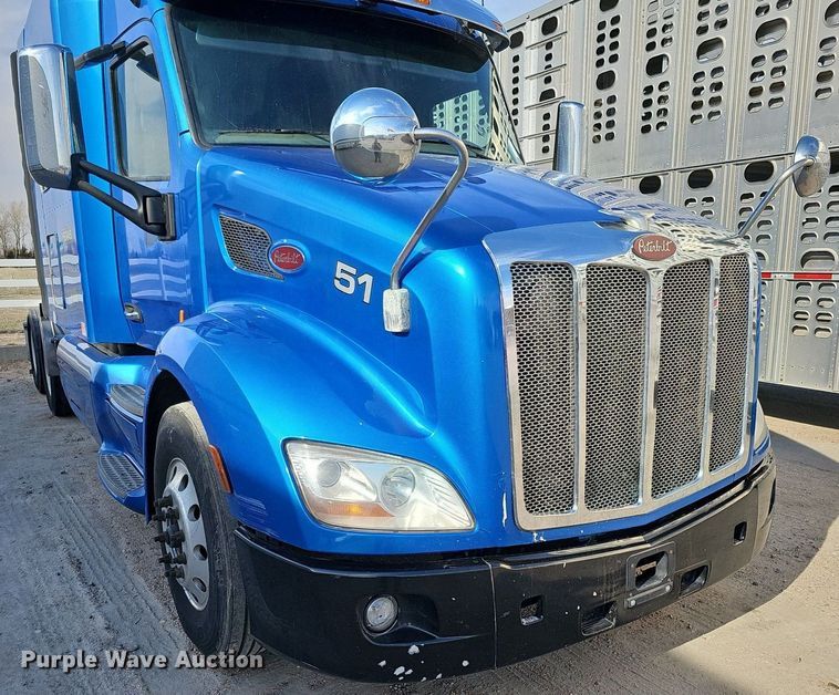 image for item DQ8697 2016 Peterbilt 579 semi truck