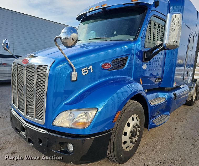 image for item DQ8697 2016 Peterbilt 579 semi truck