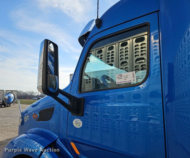 image for item DQ8697 2016 Peterbilt 579 semi truck