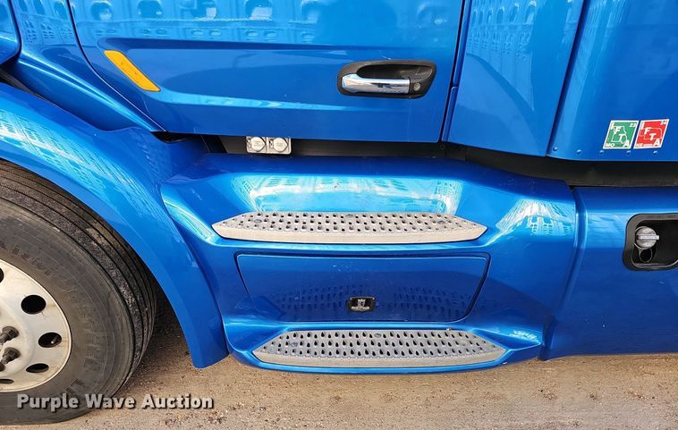 image for item DQ8697 2016 Peterbilt 579 semi truck