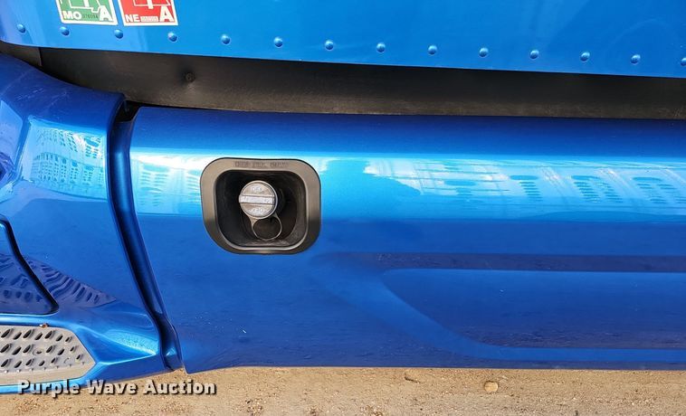 image for item DQ8697 2016 Peterbilt 579 semi truck