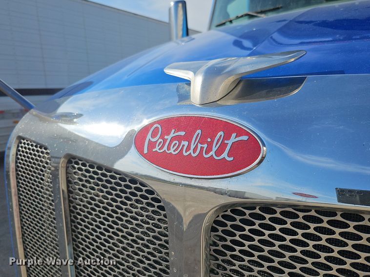 image for item DQ8697 2016 Peterbilt 579 semi truck