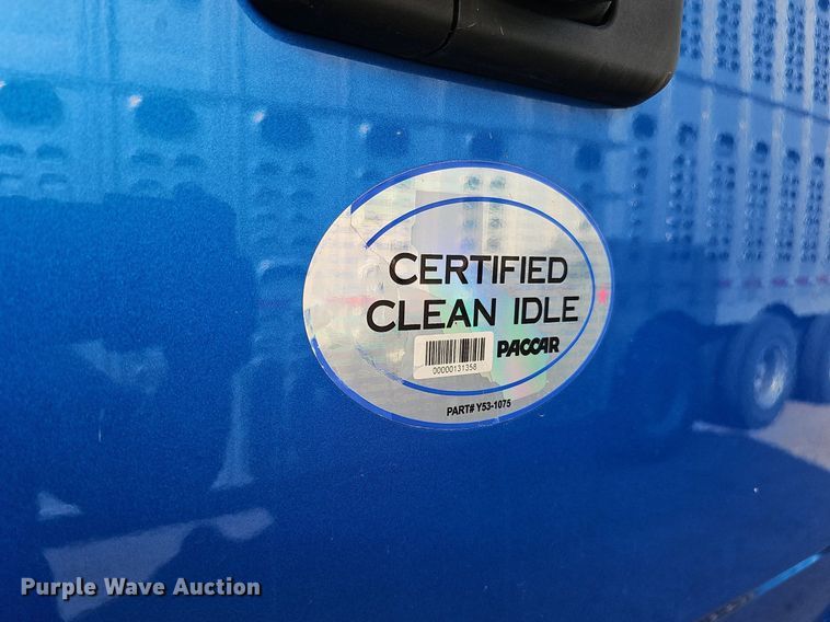 image for item DQ8697 2016 Peterbilt 579 semi truck