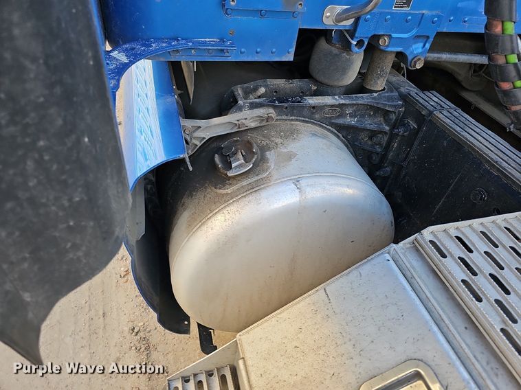 image for item DQ8697 2016 Peterbilt 579 semi truck