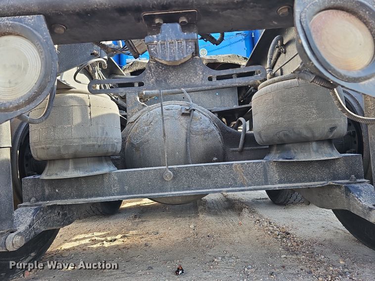 image for item DQ8697 2016 Peterbilt 579 semi truck