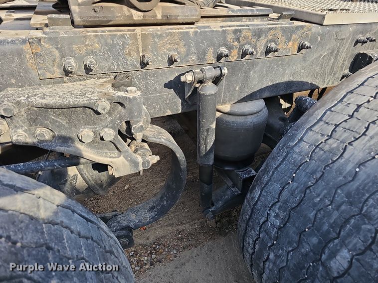 image for item DQ8697 2016 Peterbilt 579 semi truck