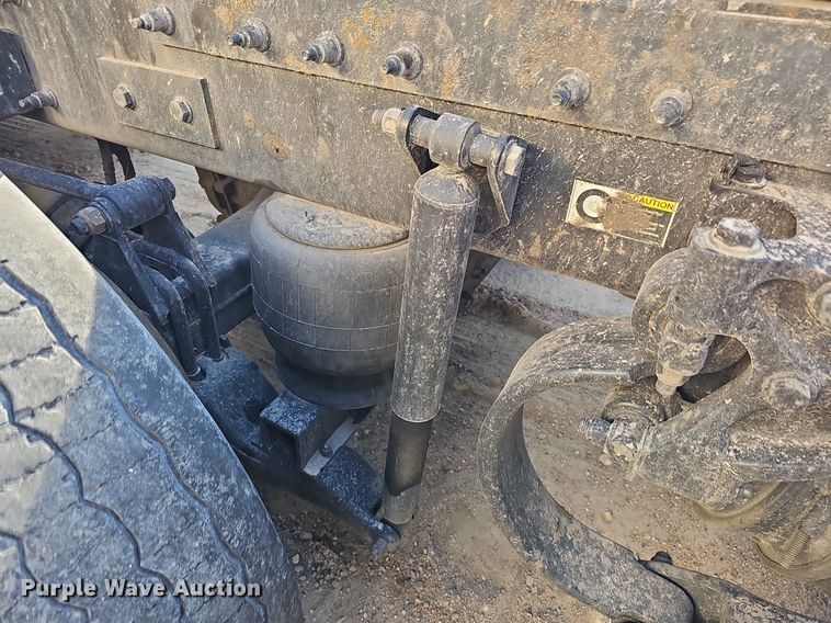 image for item DQ8697 2016 Peterbilt 579 semi truck