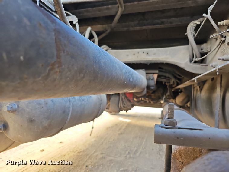 image for item DQ8697 2016 Peterbilt 579 semi truck