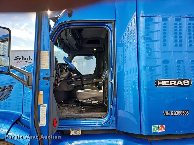 image for item DQ8697 2016 Peterbilt 579 semi truck