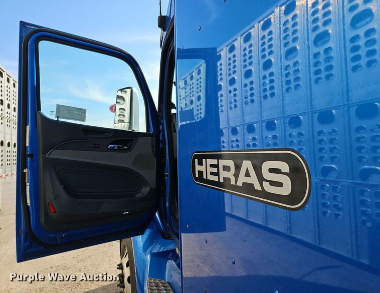 image for item DQ8697 2016 Peterbilt 579 semi truck