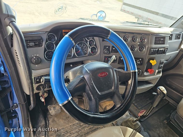 image for item DQ8697 2016 Peterbilt 579 semi truck
