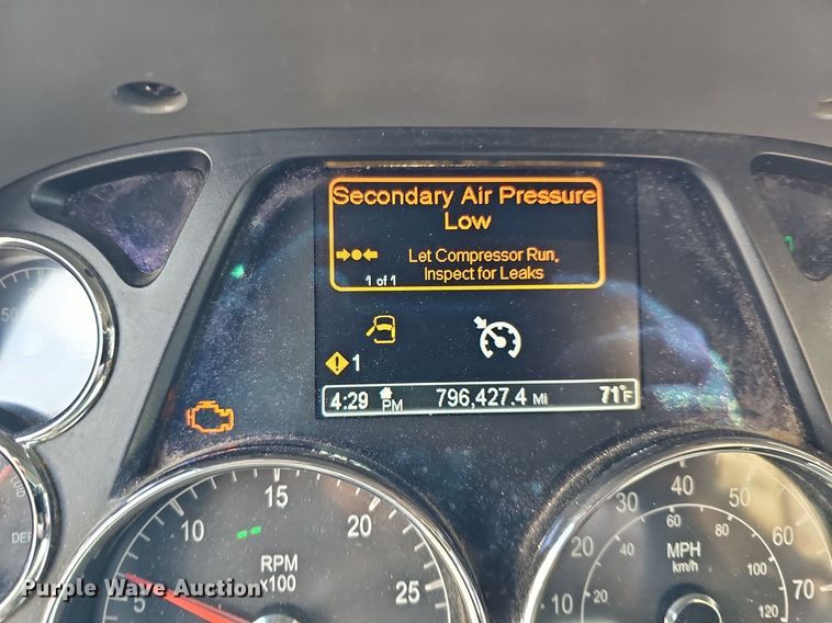 image for item DQ8697 2016 Peterbilt 579 semi truck