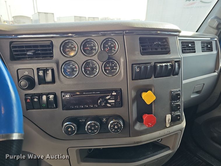 image for item DQ8697 2016 Peterbilt 579 semi truck