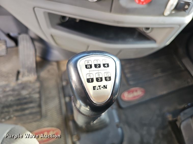 image for item DQ8697 2016 Peterbilt 579 semi truck