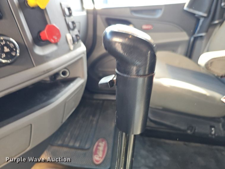 image for item DQ8697 2016 Peterbilt 579 semi truck