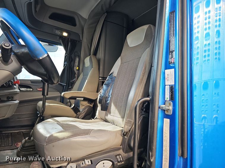 image for item DQ8697 2016 Peterbilt 579 semi truck