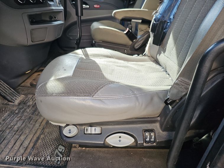 image for item DQ8697 2016 Peterbilt 579 semi truck