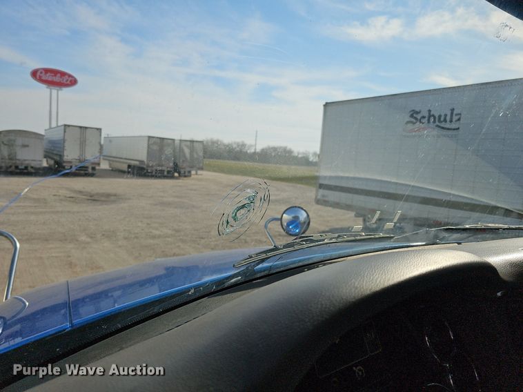 image for item DQ8697 2016 Peterbilt 579 semi truck