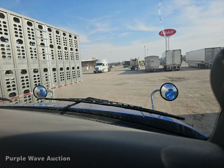 image for item DQ8697 2016 Peterbilt 579 semi truck