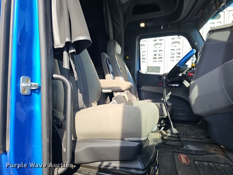 image for item DQ8697 2016 Peterbilt 579 semi truck