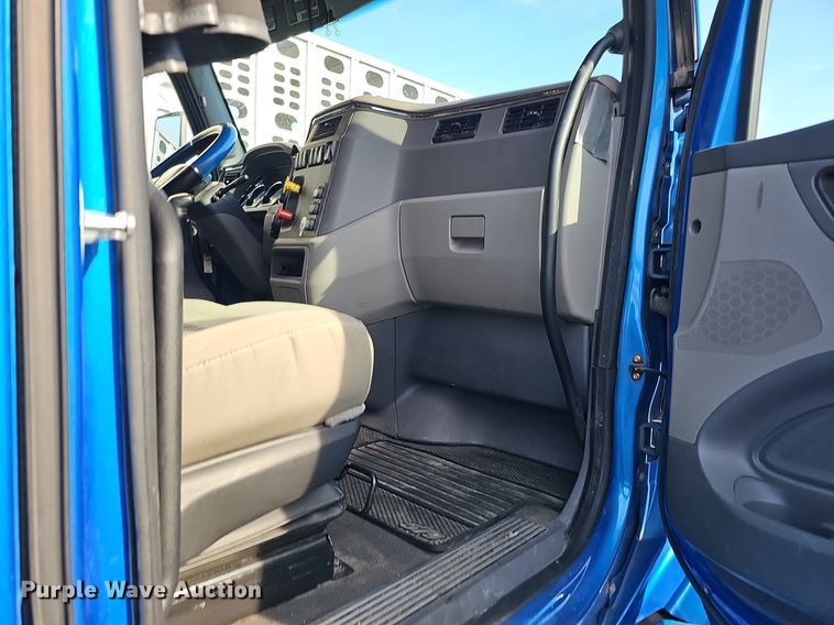 image for item DQ8697 2016 Peterbilt 579 semi truck