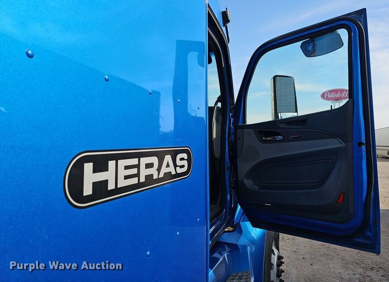 image for item DQ8697 2016 Peterbilt 579 semi truck