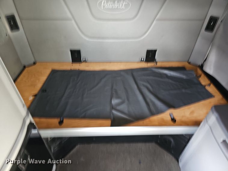 image for item DQ8697 2016 Peterbilt 579 semi truck