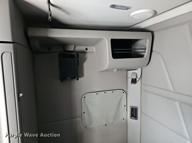 image for item DQ8697 2016 Peterbilt 579 semi truck