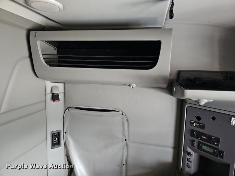 image for item DQ8697 2016 Peterbilt 579 semi truck