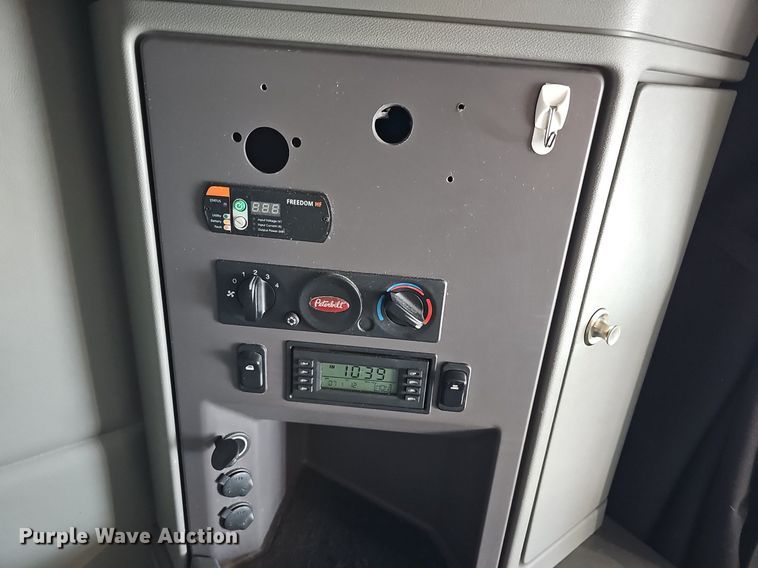 image for item DQ8697 2016 Peterbilt 579 semi truck