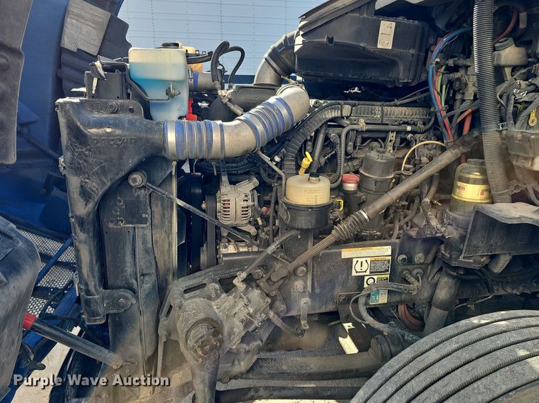 image for item DQ8697 2016 Peterbilt 579 semi truck