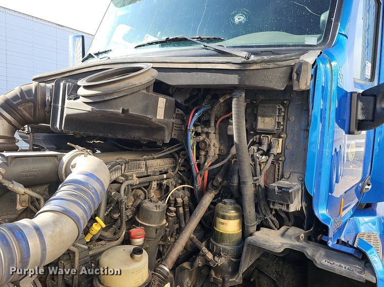 image for item DQ8697 2016 Peterbilt 579 semi truck