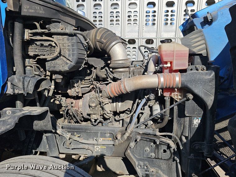 image for item DQ8697 2016 Peterbilt 579 semi truck