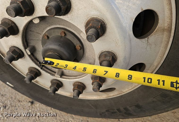 image for item DQ8697 2016 Peterbilt 579 semi truck