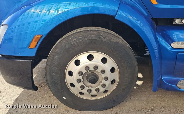 image for item DQ8697 2016 Peterbilt 579 semi truck